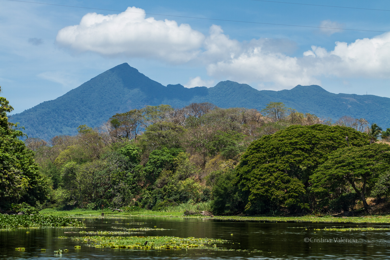 En sereno recorrido por las isletas aparece el volcán Mombacho, con la punta mordisqueada ferozmente en una de sus erupciones que fueron las que dieron origen a las 365 islestas